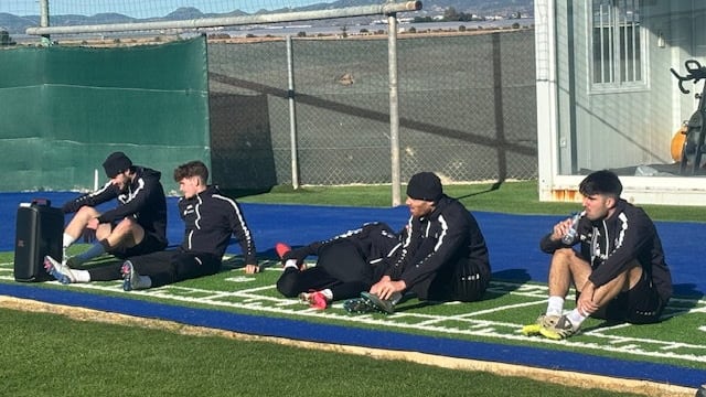 Mittelfeld-Talent Jakob Korte (2.v.l.), hier bei Dehnungsübungen mit einigen Kollegen, konnte im Trainingslager der Preußen in Murcia nahezu schmerzfrei mitmischenb