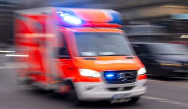 Lkw prallt mit Auto zusammen: Vier Verletzte – auch Kinder