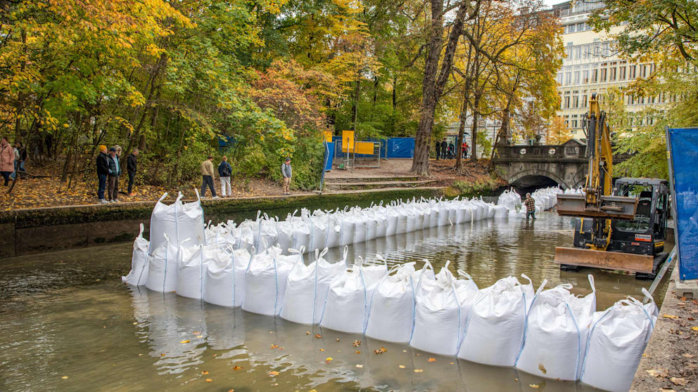 Auch ein Bagger war bei der Bachauskehr im Einsatz, vermutlich wurde dabei auch Kies und Sedimente abgetragen, an der sich die Welle aufbauen konnte