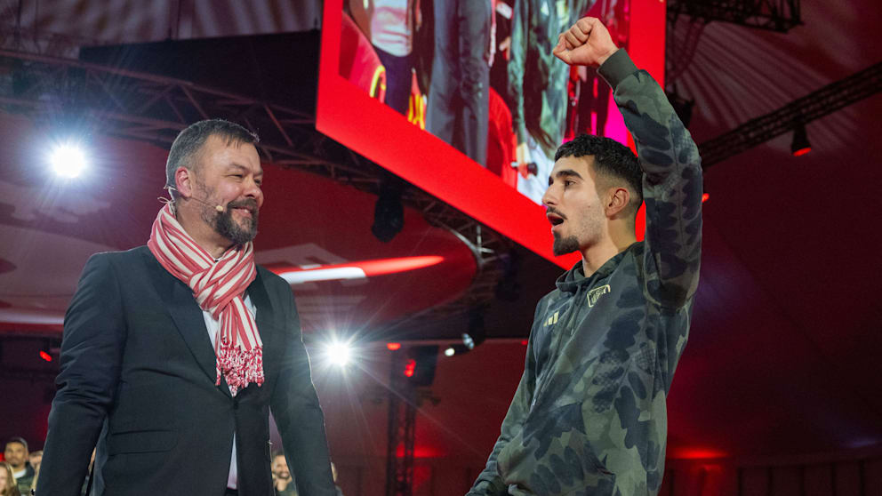 Livan Burcu (r., 21) mit Stadionsprecher Christian Arbeit