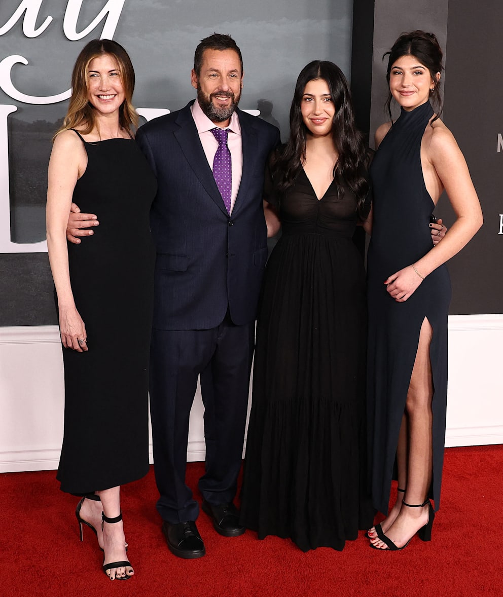 Die Sandler Familie: Jackie Sandler (51, l.) und Adam Sandler sind seit 2003 verheiratet und haben die zwei Töchter Sadie Sandler (19) und Sunny Sandler (17, r.)
