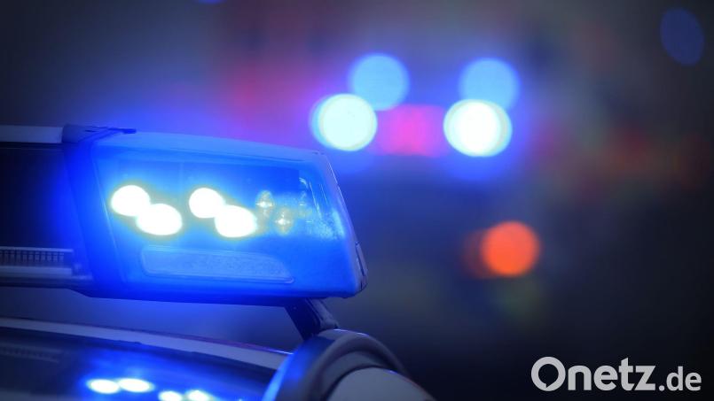 Polizisten entdeckten den am Boden liegenden Mann bei einer Streifenfahrt und holten Hilfe. (Symbolbild) Bild: Karl-Josef Hildenbrand/dpa