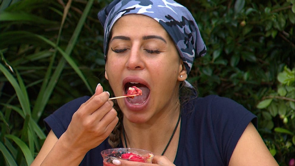 Augen zu und durch! Eva Benetatou hat bereits in der ersten Essensprüfung der 19. Staffel bewiesen, dass sie für das Team so einiges herunterschluckt