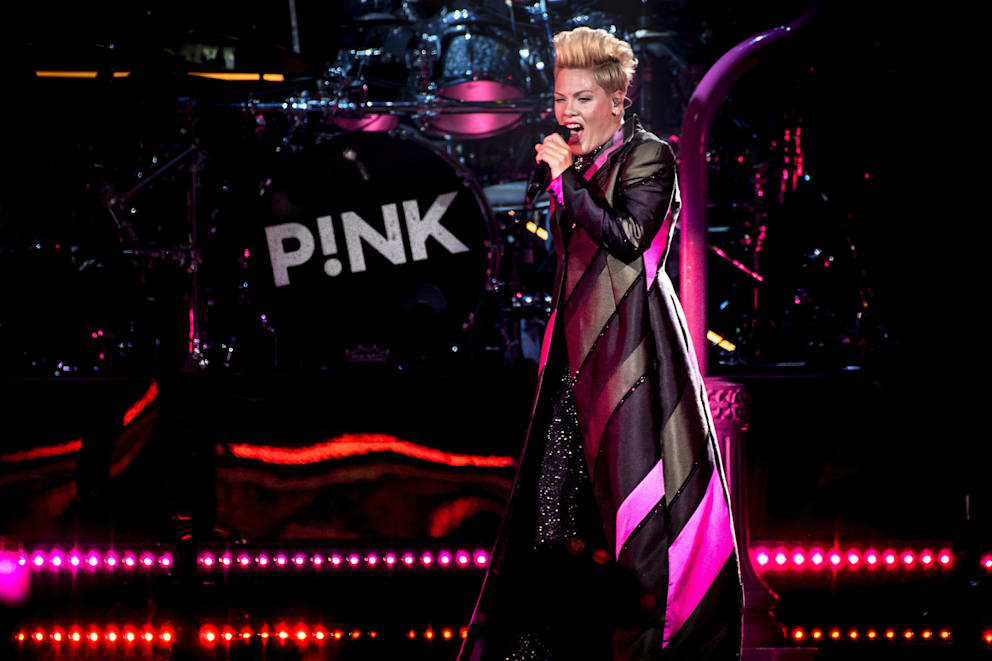 Megastar Pink im August 2019 während eines Konzerts in Toronto (Kanada). 2001 gelang ihr der Durchbruch mit dem Song „Lady Marmalade“ (mit Christina Aguilera, Mýa und Lil’ Kim) für den Film „Moulin Rouge“