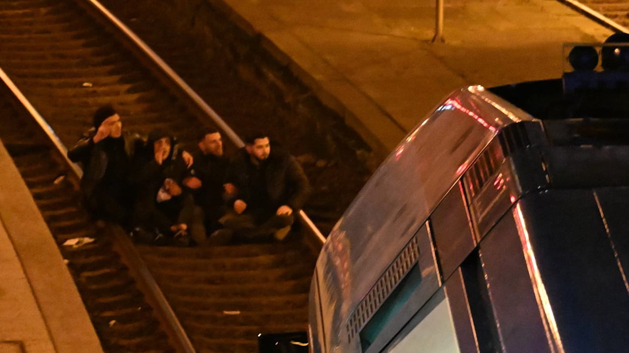 Hamburg: Menschen blockieren Gleise am Hauptbahnhof | Regional