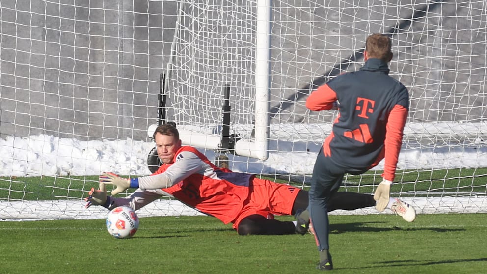 Bayern-Kapitän Neuer hechtete wieder in die Ecken und schnappte sich den Schuss von Torwart-Trainer Rechner (r.)