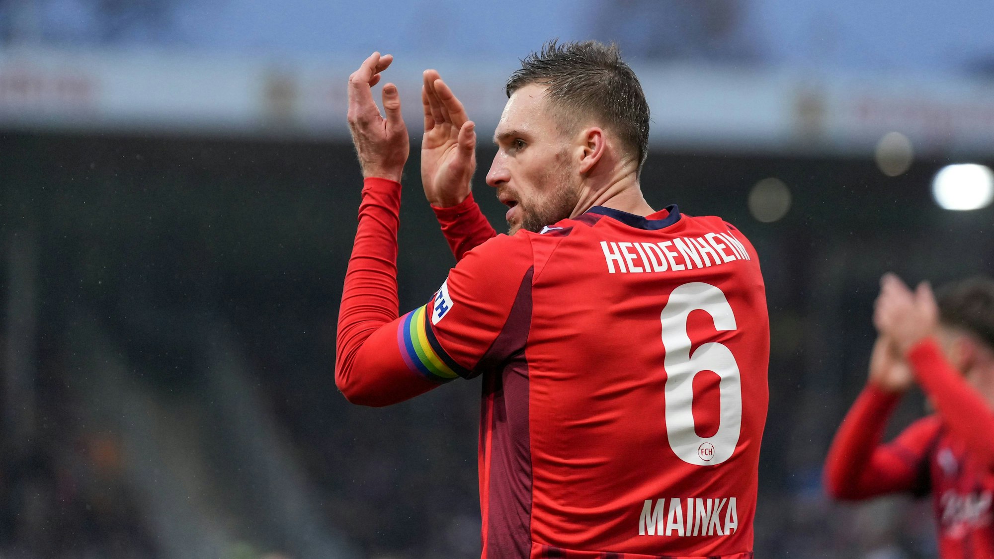 Heidenheim-Kapitän Patrick Mainka klatscht in die Hände.