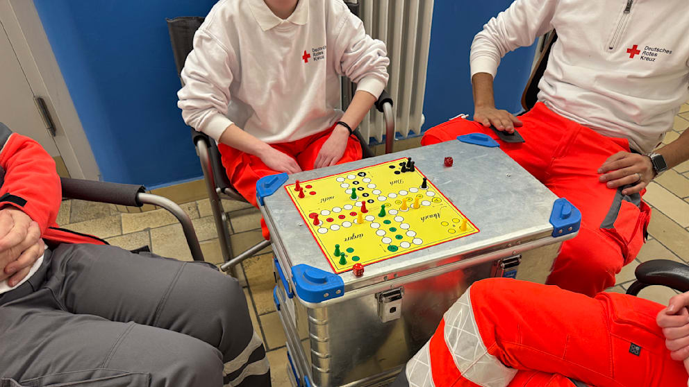 Mit Spielen vertreiben sich die ehrenamtlichen Helfer die Zeit