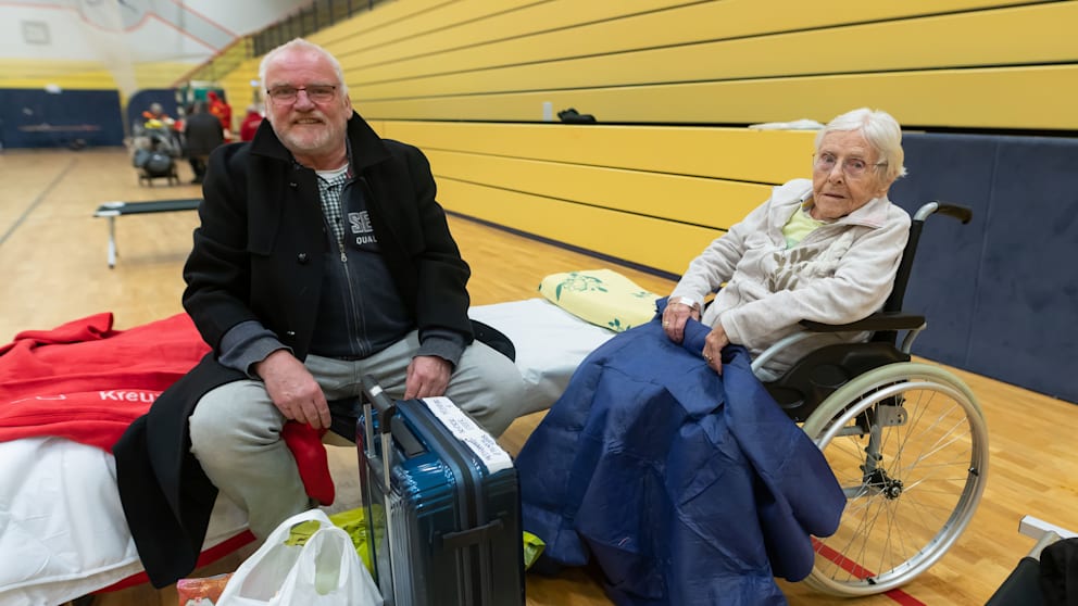 Carsten Esser lächelt für den BILD-Reporter, doch eigentlich ist er verärgert. Seine 97-jährige Mutter muss heute Nacht auf einem spartanischen Feldbett übernachten