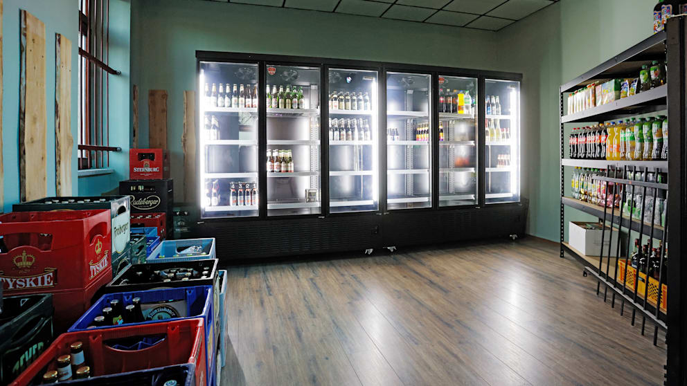 Die Kühlschränke im Spätshop laufen, doch eine Öffnung ist bislang nicht erlaubt