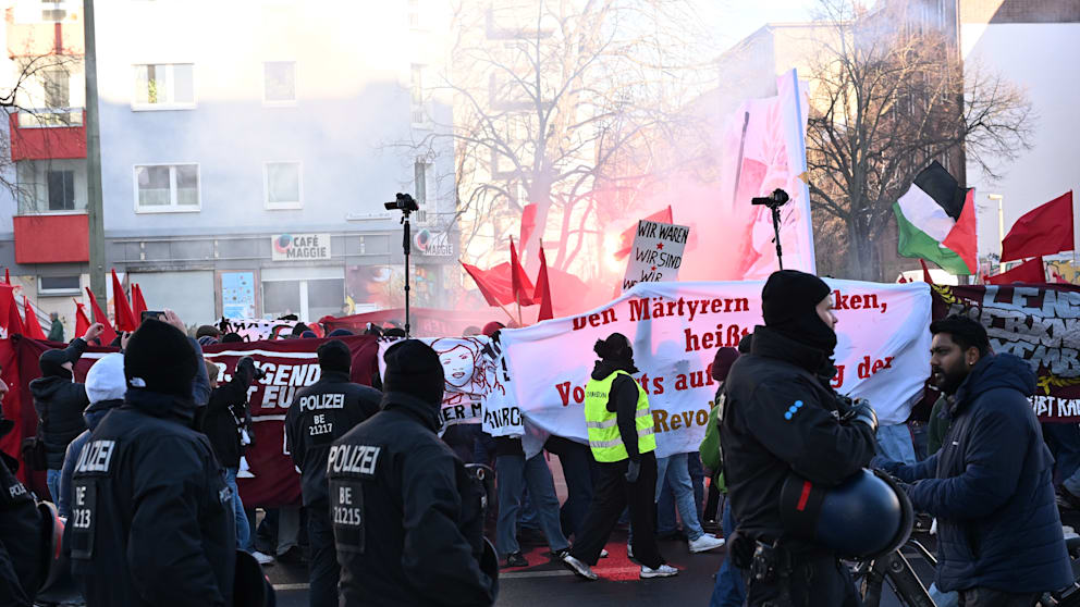 Vereinzelt wurde auf der Demo auch Pyro gezündet