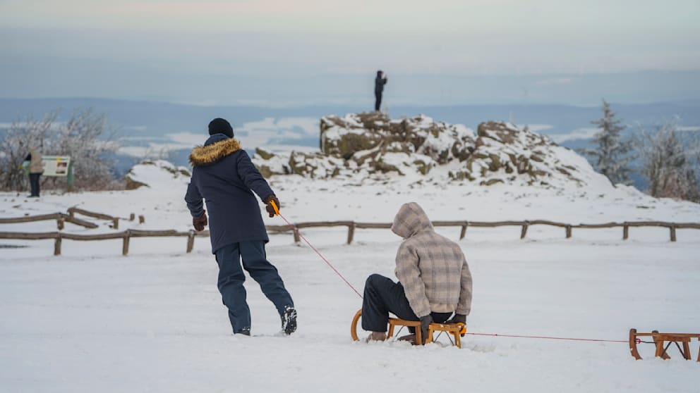 Auch am Feldberg-Plateau im Taunus liegt Schnee. Und auch in den nächsten Tagen sollen weitere Flocken fallen