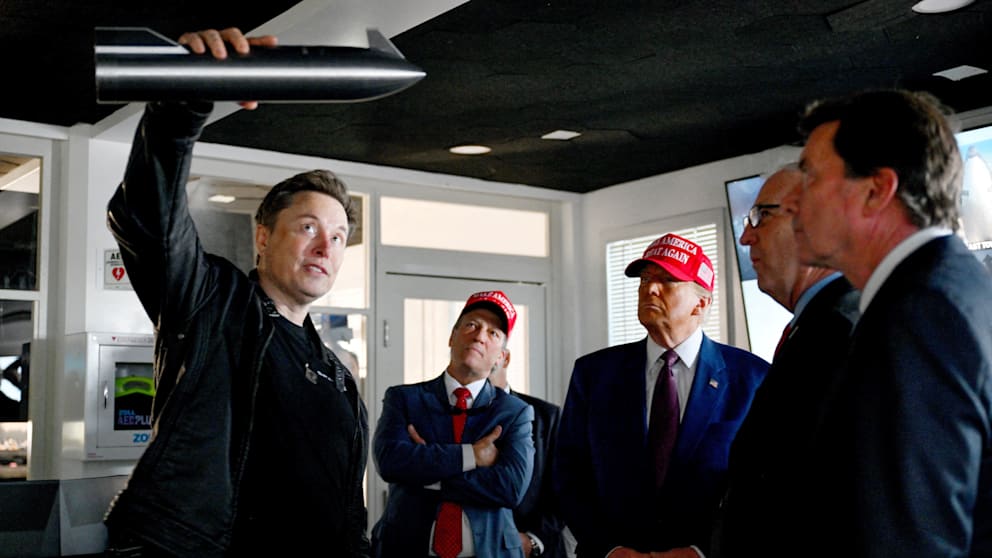 Elon Musk (li.) stellt US-Präsident Donald Trump (79, M.) den Start der 6. SpaceX-Mission vor