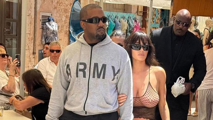Ye alias Kanye West mit seiner Frau Bianca Censori am 17. Mai 2025 in Santanyí.