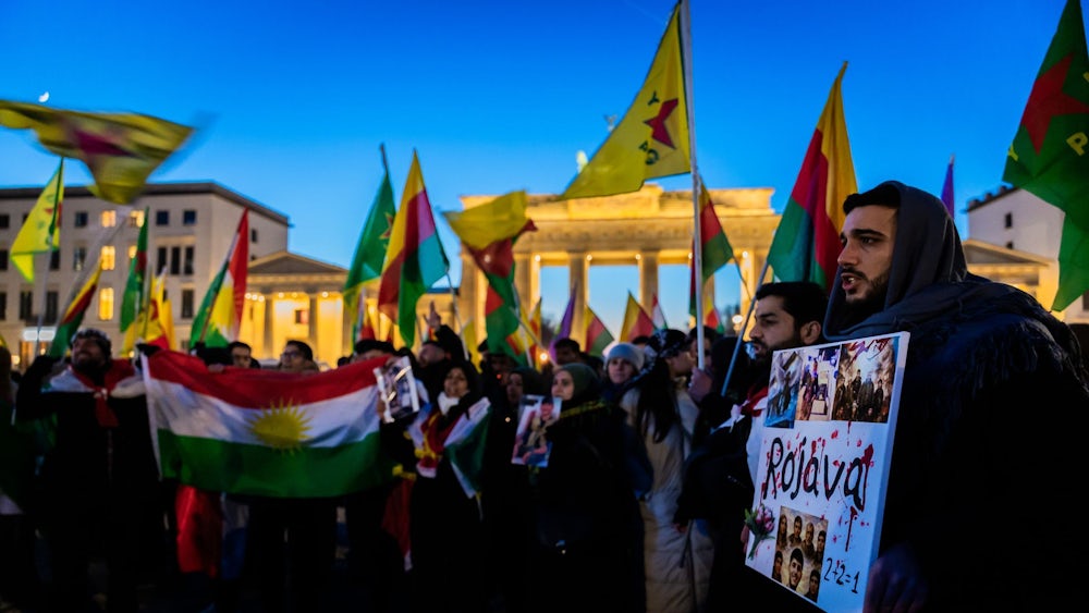 Auf dem Pariser Platz vor dem Brandenburger Tor versammelten sich mehrere hundert Menschen um gegen Angriffe auf Kurden im Nordosten Syriens zu protestieren.