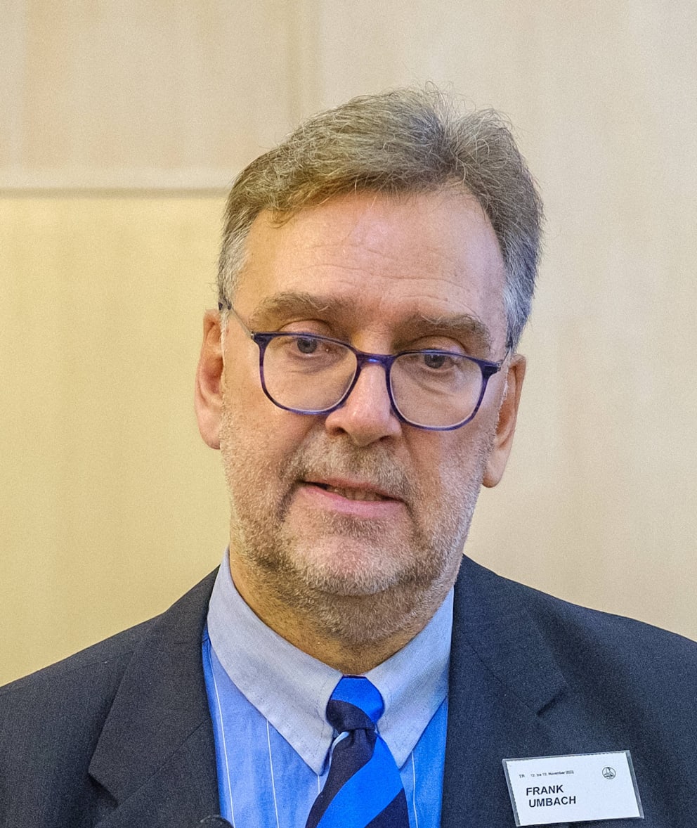 Dr. Frank Umbach (63)