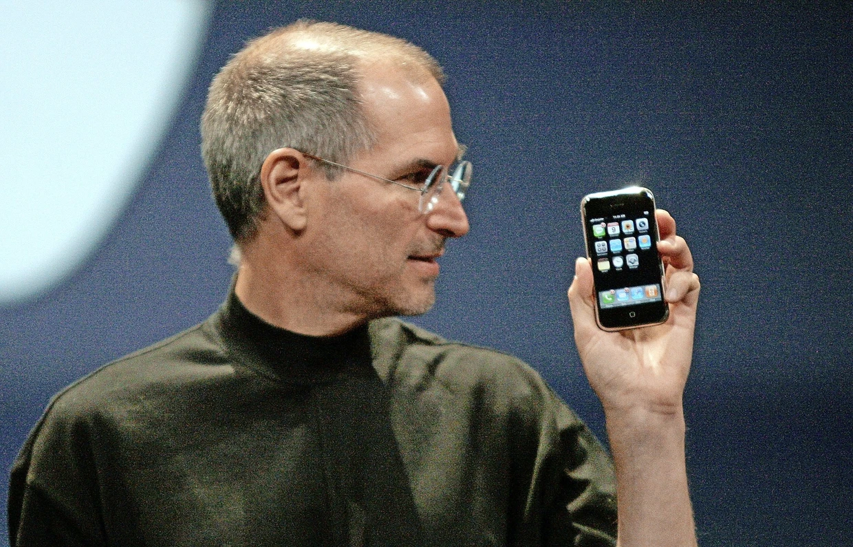 Da ist es: Steve Jobs stellt 2007 das erste iPhone vor.