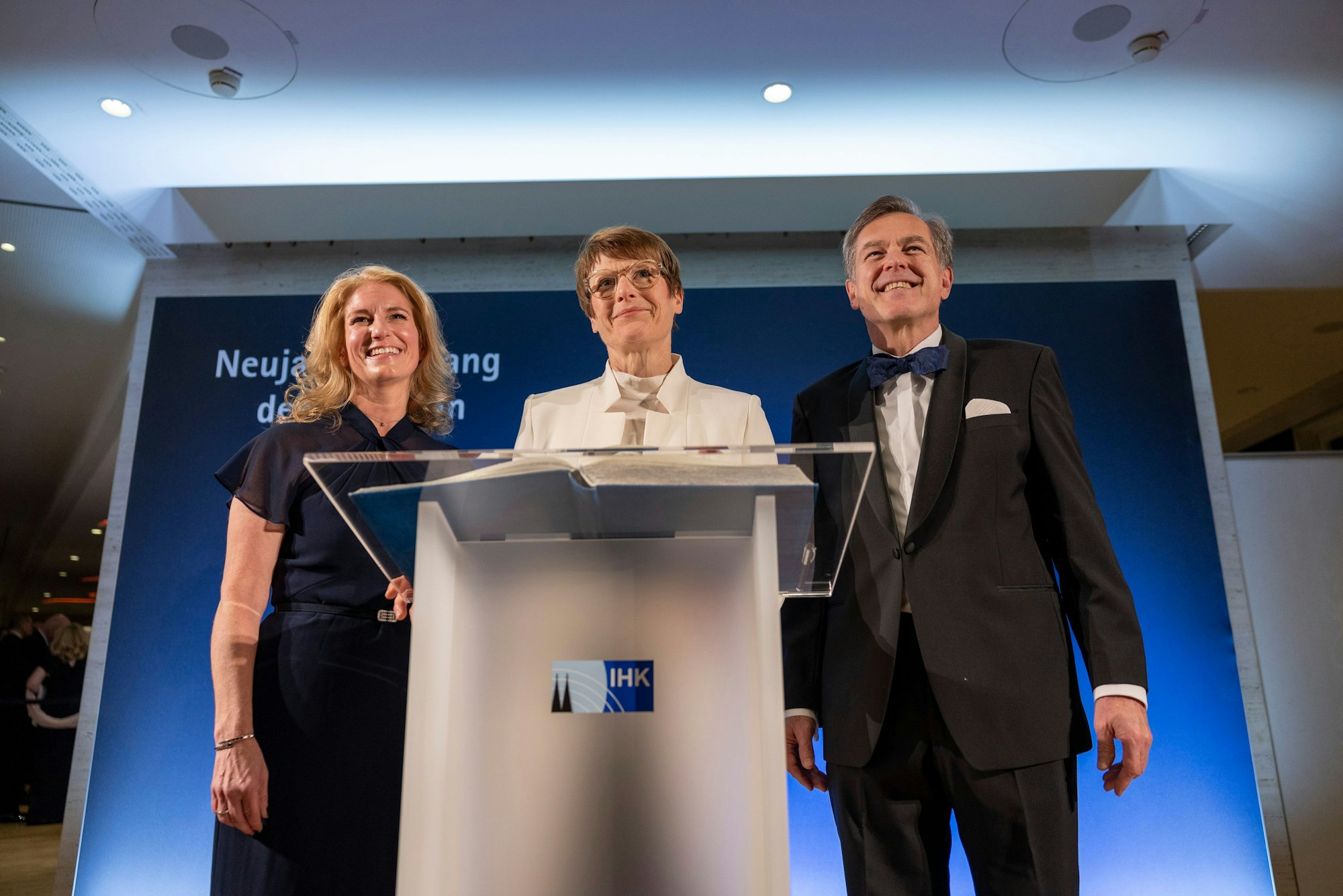 IHK-Präsidentin Nicole Grünewald mit Gastrednerin Veronika Grimm (M.) und IHK-Hauptgeschäftsführer Uwe Vetterlein.