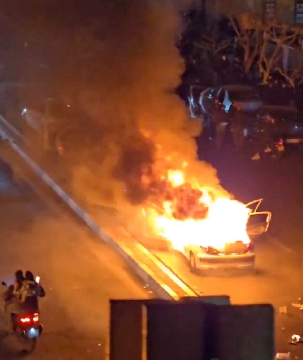 Ein brennendes Auto in Irans Hauptstadt Teheran