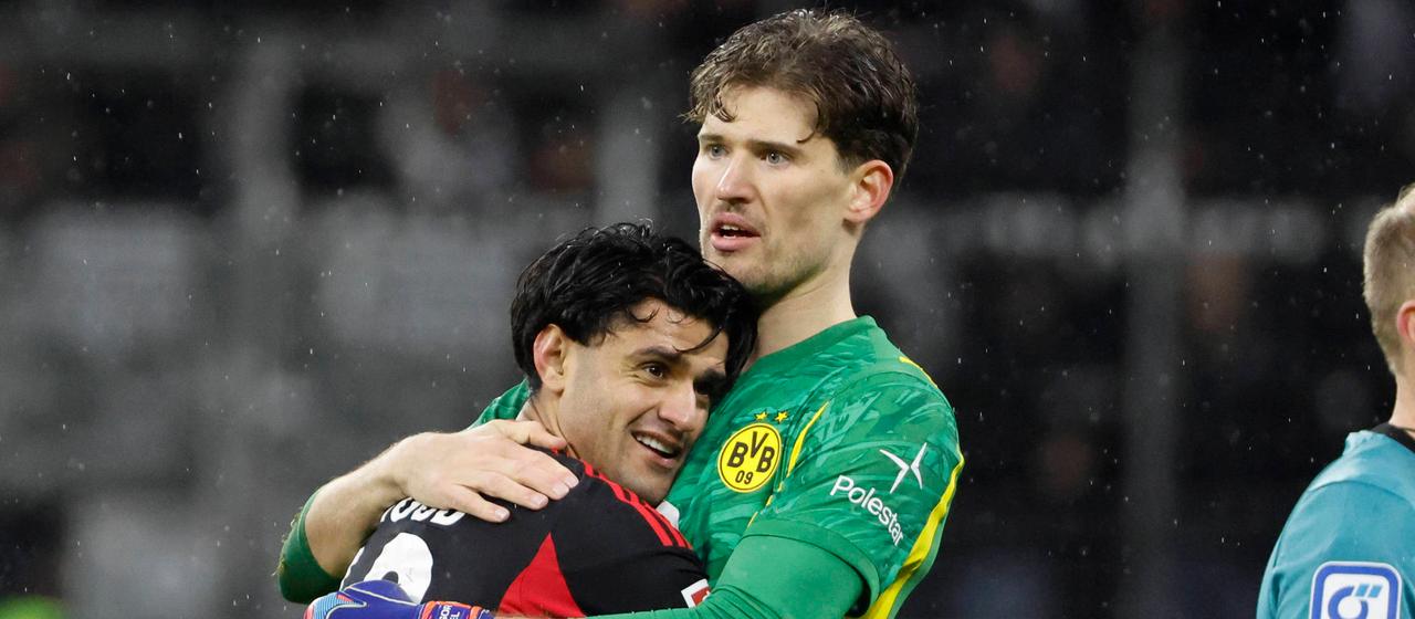 Mo Dahoud herzt Gregor Kobel