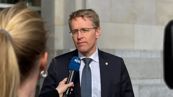 Daniel Günther bei einem Interview im Bundestag