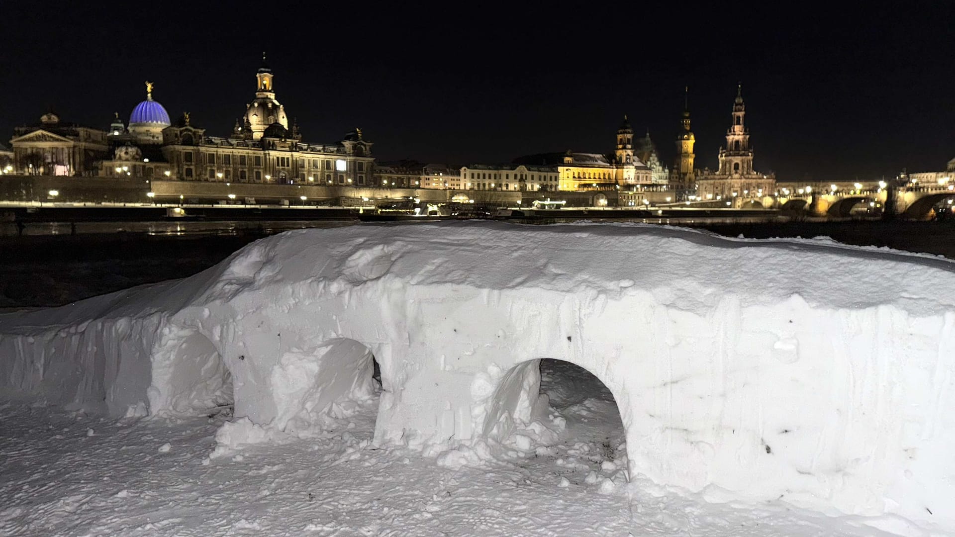 Das Elbufer am Sonntagabend: Plötzlich steht wieder eine neue Brücke - zumindest im Miniaturformat. Das Elbufer am Sonntagabend: Plötzlich steht wieder eine neue Brücke - zumindest im Miniaturformat.