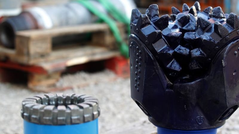 Das Foto zeigt zwei unterschiedliche Bohrköpfe, die für die Probebohrungen verwendet werden: Bei den Bohrungen handelt es sich um eine Forschungsbohrungen für die Nutzung von Tiefengeothermie.