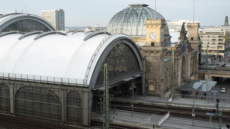 Das Hallendach des Hauptbahnhofs Dresden (Archivbild): Der Bahnhof kann wieder genutzt werden.