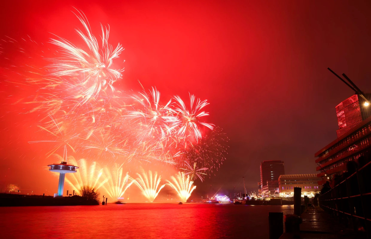 Das Hamburger Silvesterfeuerwerk fand hinter der schwimmenden ZDF-Bühne am Chicagokai in der Hafencity statt.