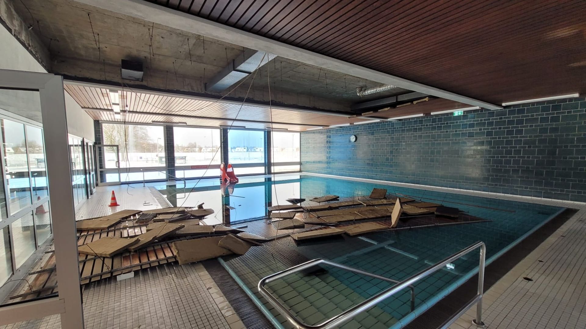 Das kleine Becken in der Brander Schwimmhalle: Am Sonntag fielen Deckenteile herunter.