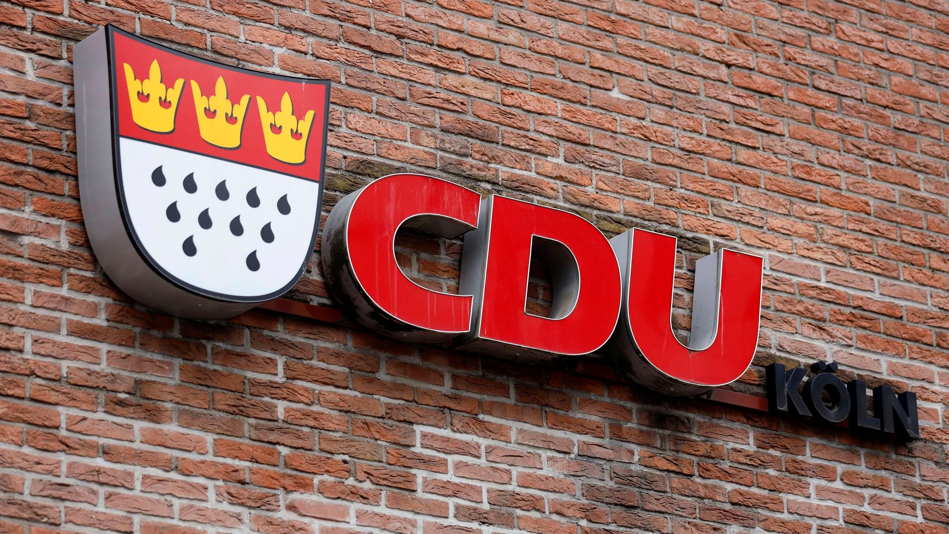 Das Logo der Kölner CDU an der Parteizentrale (Archivbild): Aktivisten haben die Räumlichkeiten der Partei in der Kölner Innenstad zeitweise besetzt. Das Logo der Kölner CDU an der Parteizentrale (Archivbild): Aktivisten haben die Räumlichkeiten der Partei in der Kölner Innenstad zeitweise besetzt.