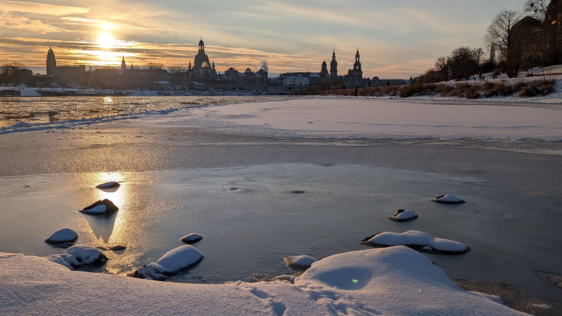 Das Terrassenufer am vergangenen Wochenende: So bald bleibt der Schnee in der Landeshauptstadt wohl nicht mehr liegen. Das Terrassenufer am vergangenen Wochenende: So bald bleibt der Schnee in der Landeshauptstadt wohl nicht mehr liegen.