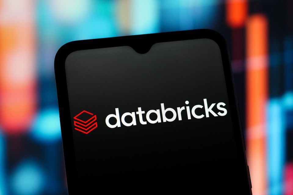 Databricks Klappt es im dritten Anlauf? Das 2013 gegründete Unternehmen aus San Francisco verpasste den IPO-Zeitpunkt bereits Ende 2021, und auch letztes Jahr wurde es entgegen vieler Erwartungen nichts. Bleibt das Marktumfeld intakt, könnte der Börsengang 2026 folgen. Databricks wird von Kunden vor allem genutzt, um Daten aus unterschiedlichen Quellen zusammenzuführen, Prognosen zu erstellen oder KI-Modelle zu trainieren. Nach eigenen Angaben wächst Databricks um mehr als 55 Prozent pro Jahr und kommt auf eine Umsatzbasis von rund 4,8 Mrd. Dollar. Rund 1 Mrd. Dollar entfällt dabei auf KI-Produkte. Die Bewertung stieg zuletzt stark an: im Dezember 2025 lag sie bei rund 134 Mrd. Dollar.