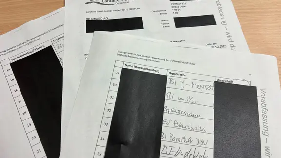 Seiten aus dem Bericht zur Neubaustrecke mit geschwärzten persönlichen Daten | NDR Seiten aus dem Bericht zur Neubaustrecke mit geschwärzten persönlichen Daten