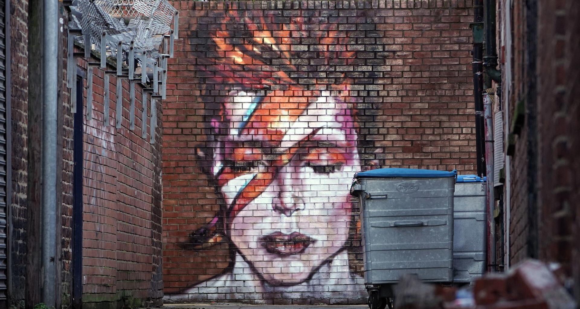 Das im August 2020 hinter der Whitby Street in Hartlepool entstandene Graffiti-Kunstwerk zeigt David Bowie in seiner Verkleidung als Aladdin Sane.