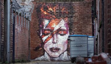 Das im August 2020 hinter der Whitby Street in Hartlepool entstandene Graffiti-Kunstwerk zeigt David Bowie in seiner Verkleidung als Aladdin Sane.
