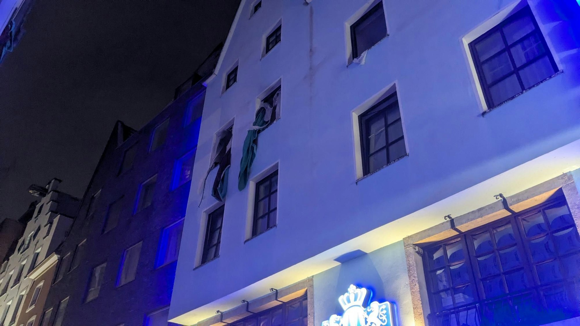 Mehrere Fenster in der dritten Etage des Löwenbräu Hotels sind bei der Verpuffung zu Bruch gegangen.
