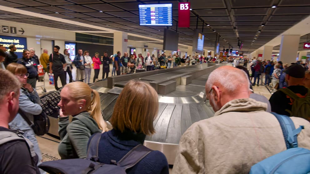 Mit dem Warten auf die Koffer, wie hier auf unserem Symbolfoto am Berliner Flughafen, endet jede Urlaubsreise. Passagiere aus Teneriffa warteten jetzt vergebens