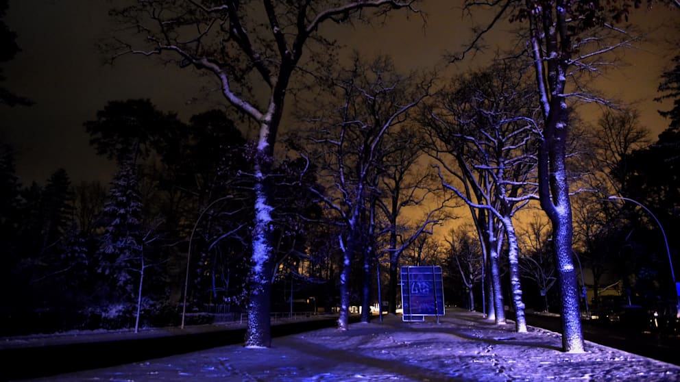 Hier in der Potsdamer Chaussee ist alles dunkel. Die Polizei ist verstärkt vor Ort, ebenso wie der Zivilschutz, die Feuerwehr und das THW