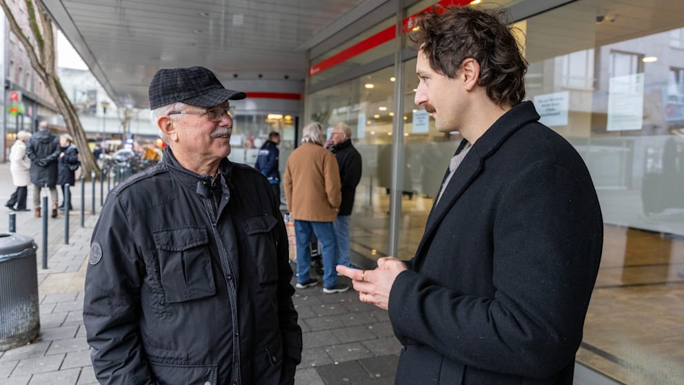 Reinhard M. (79) im Gespräch mit BILD-Reporter Tim Specks
