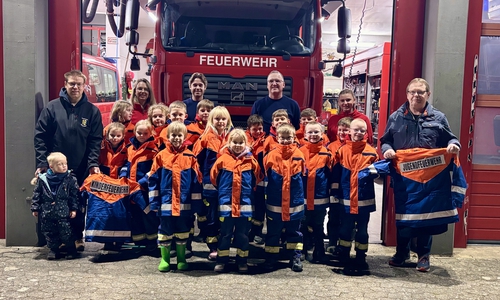 Die Gruppe der Kinderfeuerwehr Weddel mit Jens Hauffe (li.).