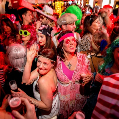 Eine Kölner Kneipe an Karneval: Menschen feiern ausgelassen (Symbolbild)