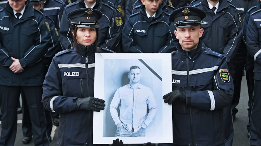 Oberkommissar Maximilian Stoppa (32) starb im Einsatz gegen das Verbrechen. BILD zeigt sein Foto mit Einverständnis seiner Angehörigen