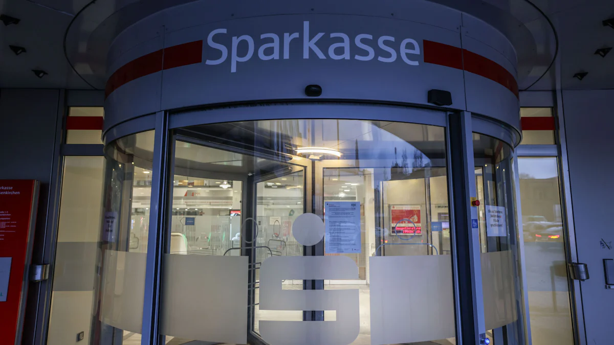 Gelsenkirchen: Polizei durchsucht Sparkasse nach Millionen-Coup - Panorama