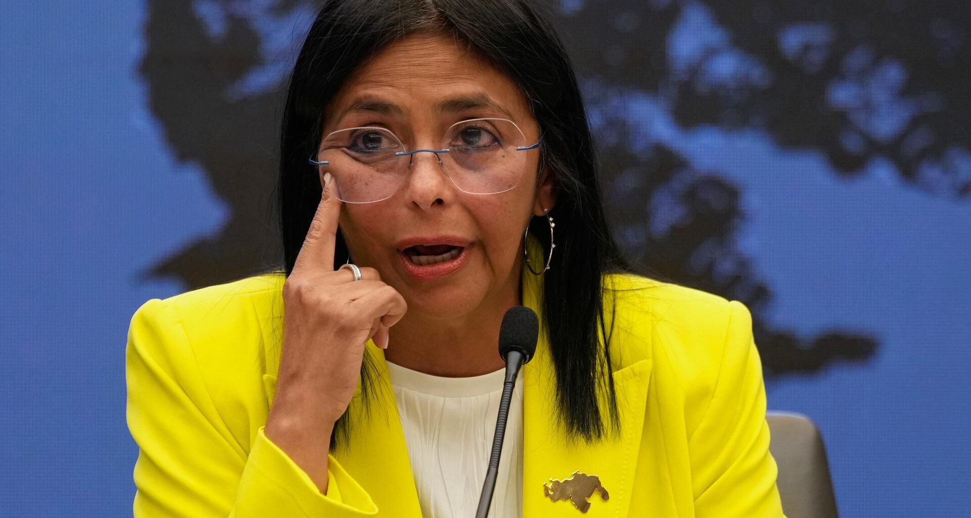 Delcy Rodríguez auf einer Pressekonferenz im Präsidentenpalast in Venezuelas Hauptstadt Caracas. Sie zeigt mit dem rechten Zeigefinger neben ihr rechtes Auge.