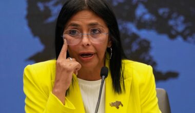 Delcy Rodríguez auf einer Pressekonferenz im Präsidentenpalast in Venezuelas Hauptstadt Caracas. Sie zeigt mit dem rechten Zeigefinger neben ihr rechtes Auge.