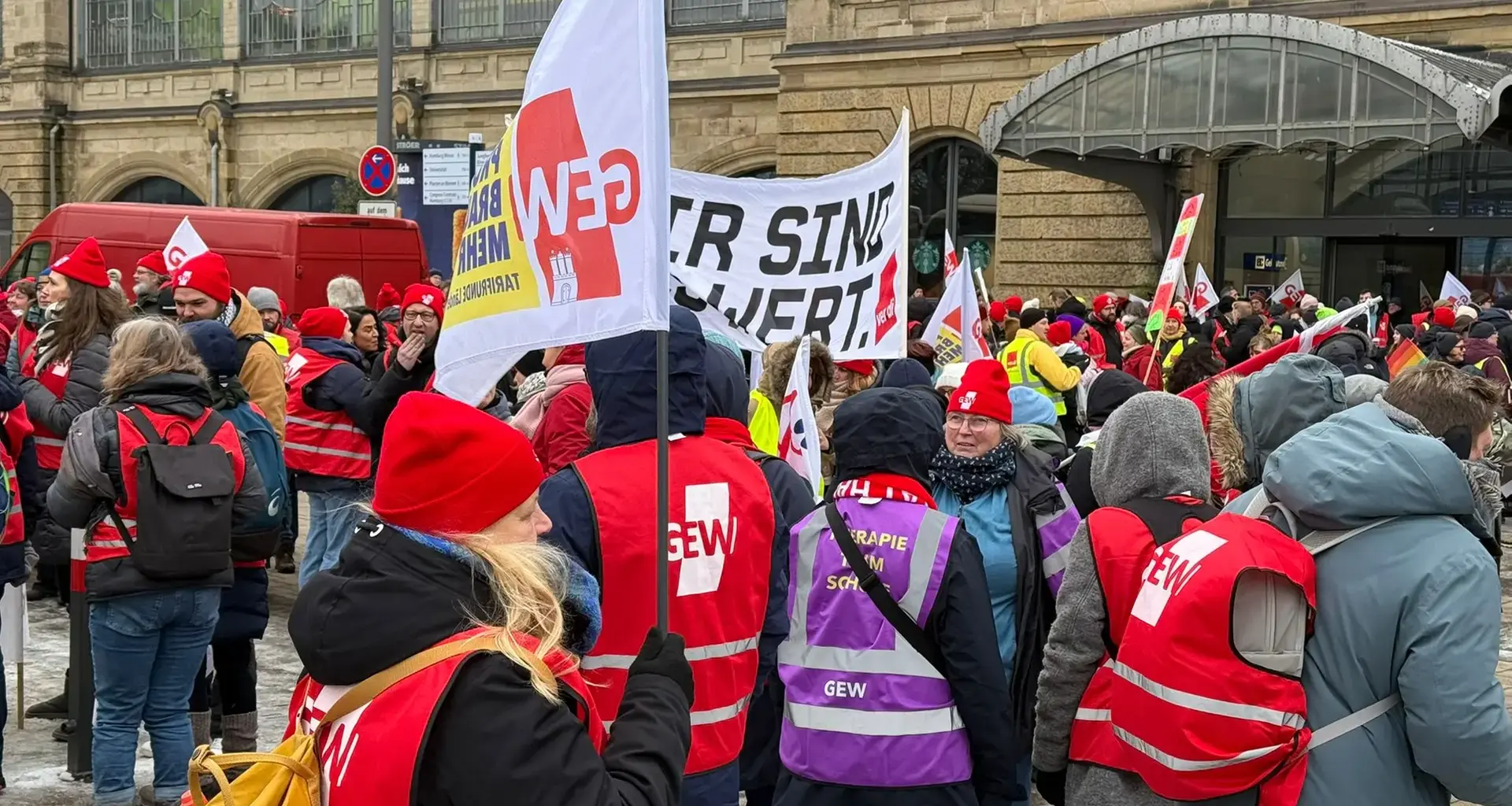 Warnstreik in Hamburg und Norddeutschland: Demonstration für mehr Gehalt - NDR.de