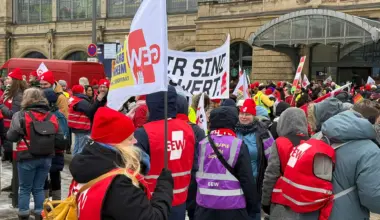 Warnstreik in Hamburg und Norddeutschland: Demonstration für mehr Gehalt - NDR.de