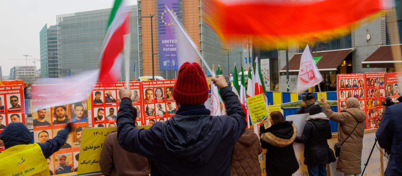 Anhänger des Nationalen Widerstandsrats des Iran versammeln sich in Brüssel. | EPA Anhänger des Nationalen Widerstandsrats des Iran versammeln sich in Brüssel.