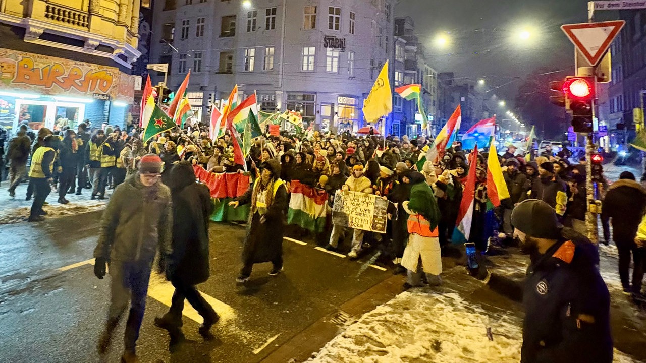 Rund 1.500 Menschen demonstrieren in Bremen für Kurden in Syrien